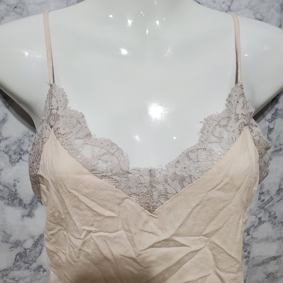 Forever21 tank top with lace. - Picture 3 of 5